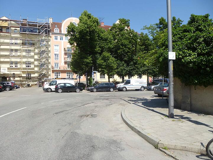An die alte Schwabinger Linie erinnern die Schienen, die hier und dort unter der Fahrbahn erkennbar werden.