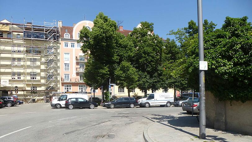 An die alte Schwabinger Linie erinnern die Schienen, die hier und dort unter der Fahrbahn erkennbar werden.