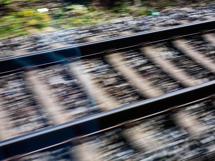 Blick aus einem fahrenden Zug auf Bahngleise. Foto: Philipp von Ditfurth/dpa/Symbolbild