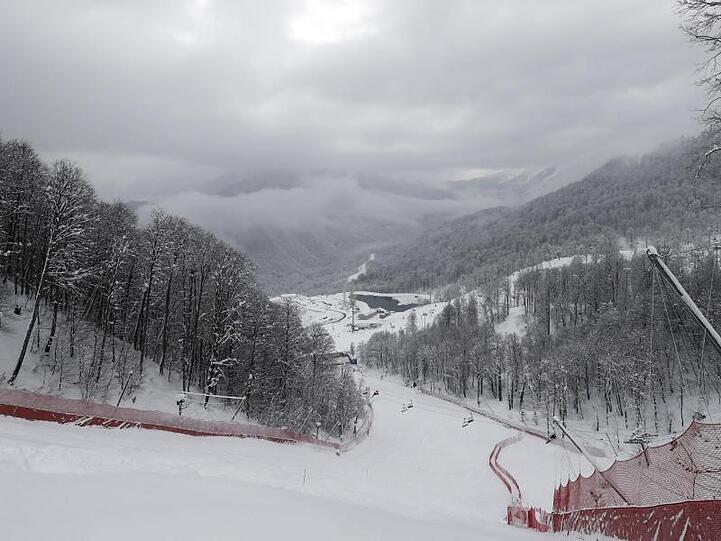 Dunkle Wolken türmen sich über der Weltcup-Piste in Rosa Khutor.