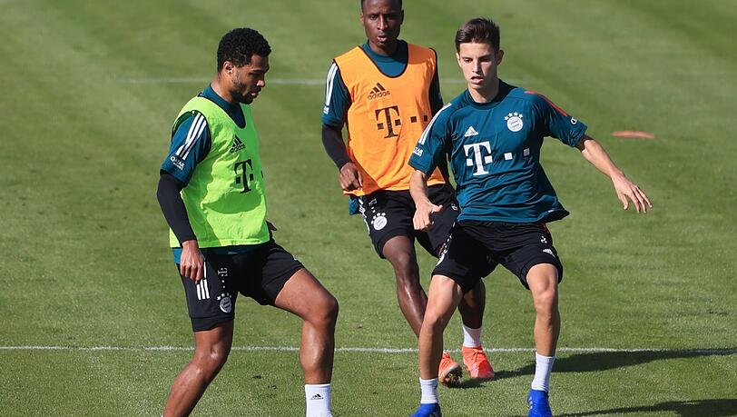 Im Teamtraining: Serge Gnabry (l.) mit Sarr und Dantas (r.). Im Teamtraining: Serge Gnabry (l.) mit Sarr und Dantas (r.).