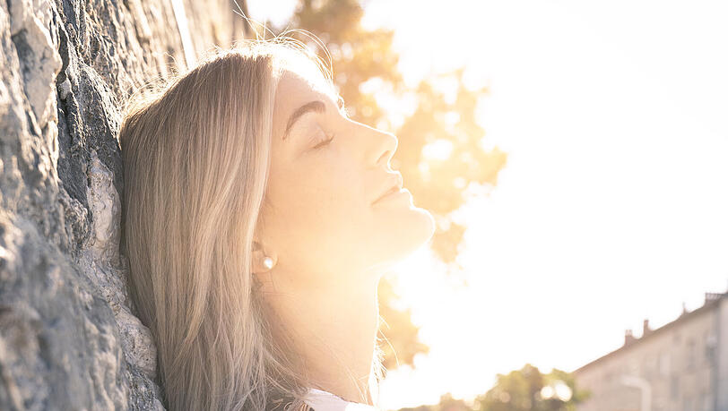 Yara genießt die Sonne des herbstlichen Kroatien. Die Münchnerin ist nach eigener Aussage das klassische Mädchen von nebenan (mehr auf Instagram: @yaralinke, TikTok: @yara.linke). Yara genießt die Sonne des herbstlichen Kroatien. Die Münchnerin ist nach eigener Aussage das klassische Mädchen von nebenan (mehr auf Instagram: @yaralinke, TikTok: @yara.linke).