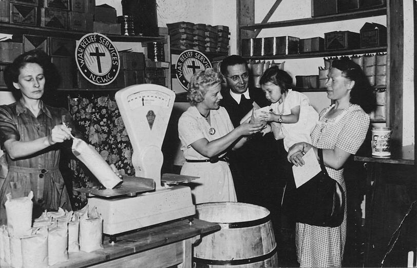 Lebensmittelausgabe Heßstraße im Jahr 1946: Die soziale Lage im Nachkriegsdeutschland ist katastrophal.