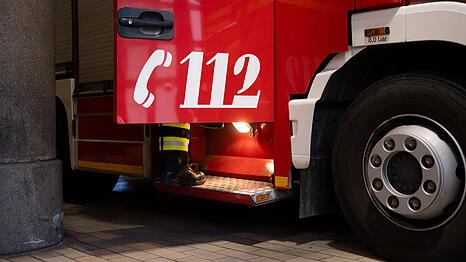 Die Feuerwehr bekam den Brand schnell unter Kontrolle, es entstand dennoch ein hoher Sachschaden. (Symbolbild)