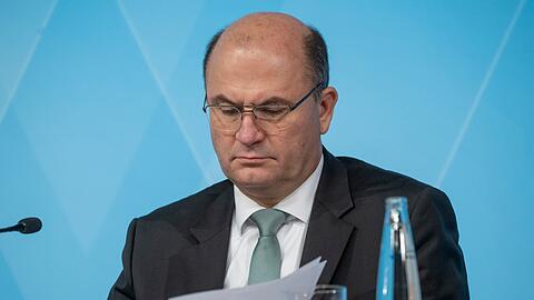 Der Job des bayerischen Finanzministers ist infolge der mauen Wirtschaftslage und eingebrochenen Steuereinnahmen derzeit definitiv nicht einfach. Auch die Mai-Steuerschätzung ist kein Grund zur Freude für Albert Füracker (CSU). (Archivbild)