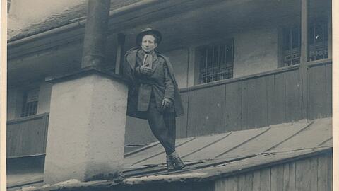 Israel Offmann auf dem Vordach des Gasthauses Schötz in Straubing, in dem Geflohene untergebracht waren. Israel Offmann auf dem Vordach des Gasthauses Schötz in Straubing, in dem Geflohene untergebracht waren.