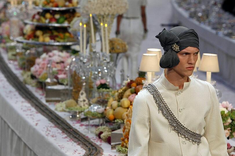 Models aus einer anderen Welt: Karl Lagerfeld hat am Dienstag seine neue &bdquo;Chanel Métiers d&rsquo;Art&ldquo;-Kollektion in Paris präsentiert - hier gibt's die besten Bilder.
