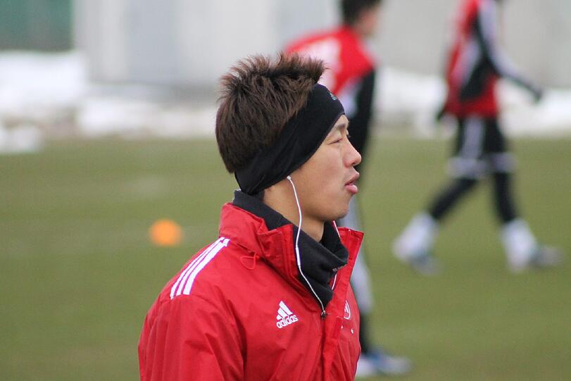 Hiroshi Kiyotake lief als Vorsichtsmaßnahme nur leicht um den Platz, während seine Mitspieler voll trainierten.