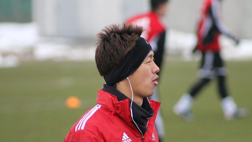 Hiroshi Kiyotake lief als Vorsichtsmaßnahme nur leicht um den Platz, während seine Mitspieler voll trainierten. Hiroshi Kiyotake lief als Vorsichtsmaßnahme nur leicht um den Platz, während seine Mitspieler voll trainierten.