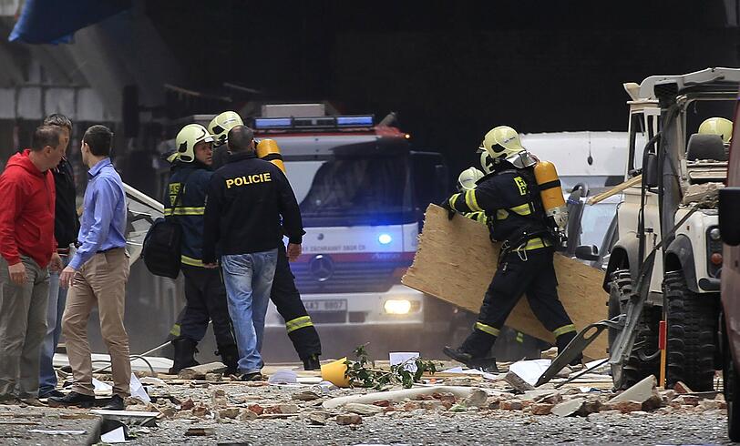 Kräfte der Feuerwehr räumen die Trümmer beiseite
