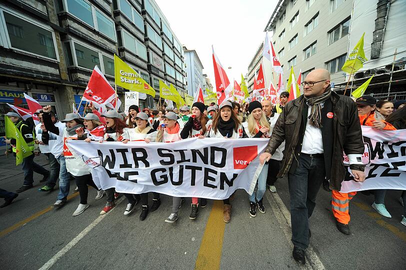 Wie hier in München, legten vielerorts in Bayern tausende öffentlich Bedienstste die Arbeit nieder und demonstrierten für mehr Lohn.