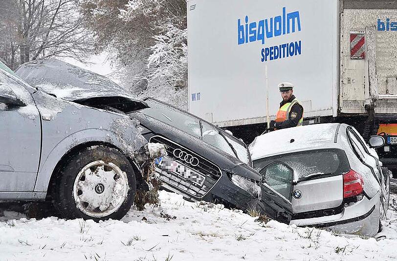 Bilder vom Verkehrsunfall in Dorfen, bei dem ein Autofahrer ums Leben kam. Nach einem Zusammenstoß mit einem Lkw starb der Mann noch am Unfallort.
