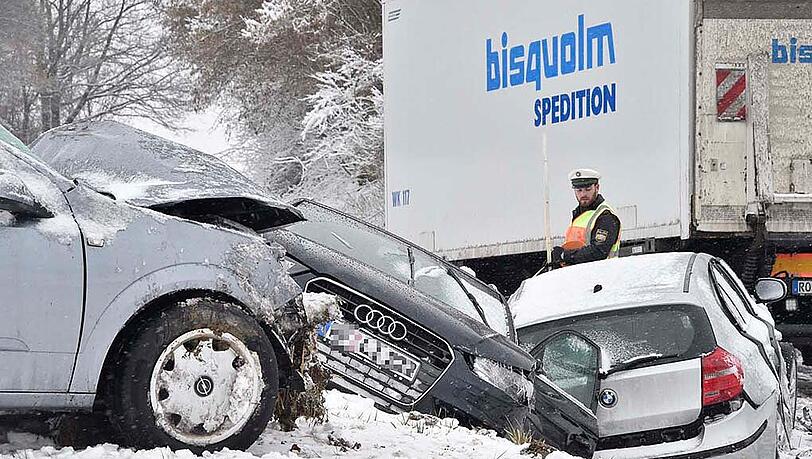 Bilder vom Verkehrsunfall in Dorfen, bei dem ein Autofahrer ums Leben kam. Nach einem Zusammenstoß mit einem Lkw starb der Mann noch am Unfallort. Bilder vom Verkehrsunfall in Dorfen, bei dem ein Autofahrer ums Leben kam. Nach einem Zusammenstoß mit einem Lkw starb der Mann noch am Unfallort.