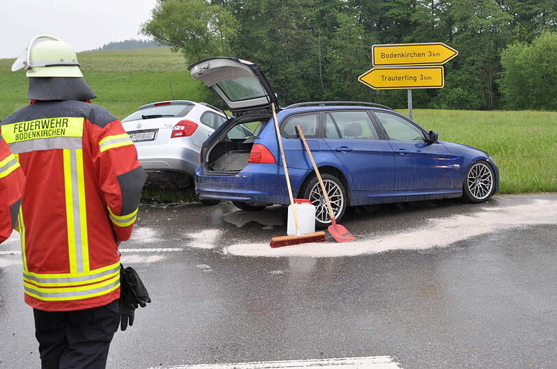 Beide Wracks landeten im Straßengraben.