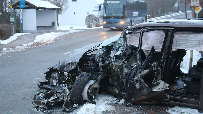 Die VW-Fahrerin war von der Straße abgekommen und in den Bus geprallt.