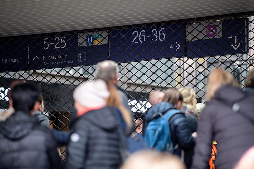 Wegen zweier verdächtiger Reisetaschen sind Teile des Hauptbahnhofs und des Ostbahnhofs in München gesperrt worden.