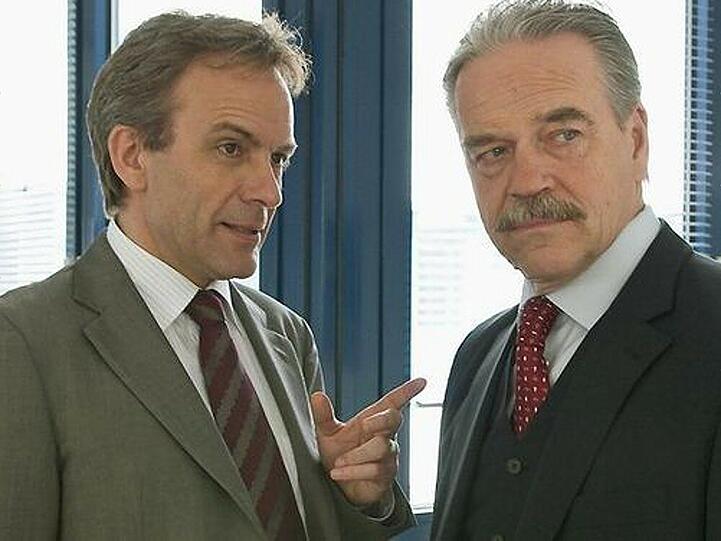 Werner Stahl (Jürgen Heinrich) wird verdächtigt, eine Sekretärin ermordet zu haben. Er bittet Dr. Lessing (Paul Frielinghaus) um Hilfe