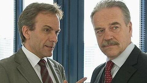 Werner Stahl (Jürgen Heinrich) wird verdächtigt, eine Sekretärin ermordet zu haben. Er bittet Dr. Lessing (Paul Frielinghaus) um Hilfe