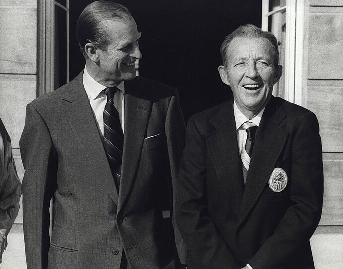 Der Duke of Edinburgh 1976 mit Bing Crosby vor dem Buckingham Palace.