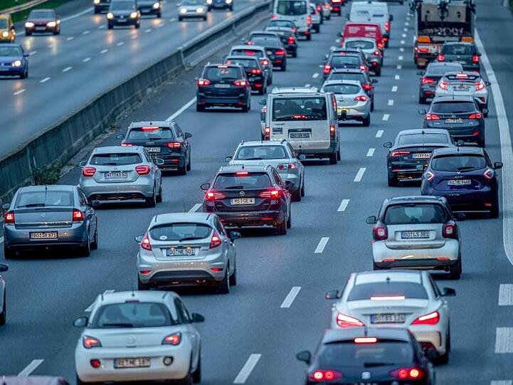 Die Autobahn 40 ist eine der wichtigsten Verkehrsschlagadern des Ruhrgebiets.
