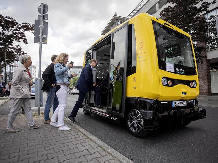 Die Berliner Verkehrsbetriebe testen seit etwa einem halben Jahr einen selbstfahrenden Kleinbus im Stadtteil Tegel.