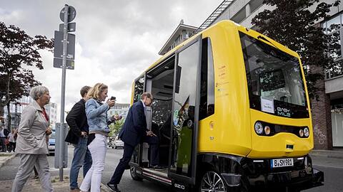 Die Berliner Verkehrsbetriebe testen seit etwa einem halben Jahr einen selbstfahrenden Kleinbus im Stadtteil Tegel.