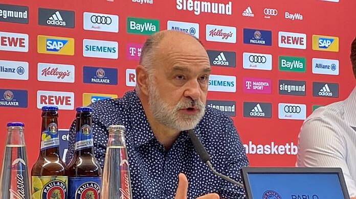 Pablo Laso, Trainer der Basketballer des FC Bayern München, spricht.