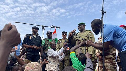 Mohamed Toumba, einer der Soldaten, die den nigrischen Präsidenten Mohamed Bazoum gestürzt haben, spricht zu Anhängern der nigrischen Junta.