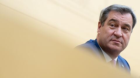 Markus Söder, Ministerpräsident von Bayern, sitzt im bayerischen Landtag auf seinem Platz.