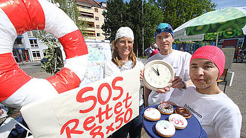 Für sie ist es 5 vor 12: Christian Obser (Mi.) und seine Mitstreiter von S.O.S. wollen das große Schwimmerbecken erhalten.