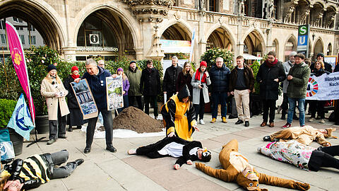 Im Februar hat das B&uuml;ndnis "Stadt f&uuml;r Alle" auf dem Marienplatz ein "Die-In" inszeniert und seine Forderungen an die Stadtratsfraktionen &uuml;bergeben. Wie viele davon finden sich im Mango-Koalitionsvertrag wieder?
