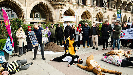 Im Februar hat das B&uuml;ndnis "Stadt f&uuml;r Alle" auf dem Marienplatz ein "Die-In" inszeniert und seine Forderungen an die Stadtratsfraktionen &uuml;bergeben. Wie viele davon finden sich im Mango-Koalitionsvertrag wieder?