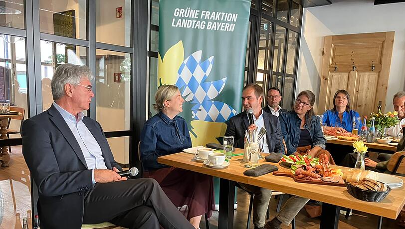 Im Gespr&auml;ch mit Gr&uuml;nen-Fraktionschefin Katharina Schulze (M.) im Gasthaus Bruderherz in N&uuml;rnberg: Joe Kaeser (l.) und Philipp Lahm.
