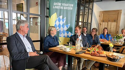 Im Gespr&auml;ch mit Gr&uuml;nen-Fraktionschefin Katharina Schulze (M.) im Gasthaus Bruderherz in N&uuml;rnberg: Joe Kaeser (l.) und Philipp Lahm.