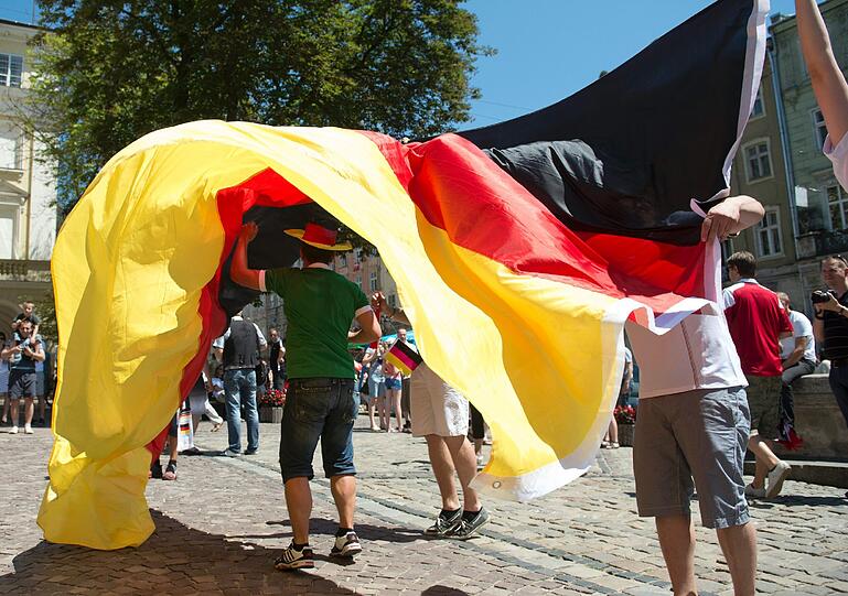 Für das letzte Vorrundenspiel der DFB-Elf erwarten die Verantwortlichen im EM-Spielort Lwiw 12.000 deutsche Fans. So ausgelassen feierten die deutschen Fans: Die Bilder!