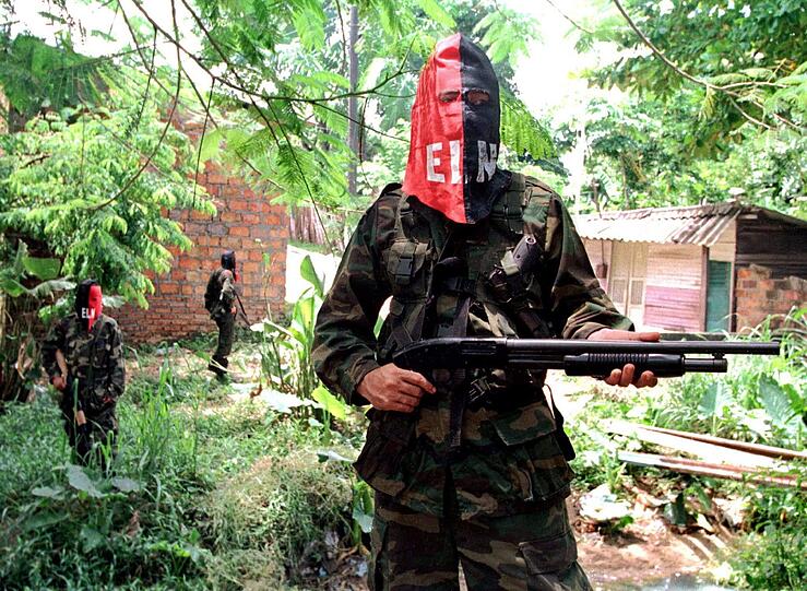 Martialisch: Ein maskierter Kämpfer der ELN-Guerilla. Die hält die Brüder aus Bayern in ihrer Gewalt.