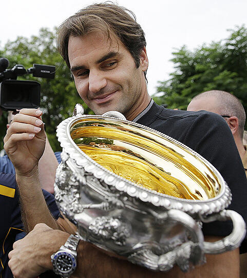 Am Tag nach seinem denkwürdigen Triumph bei den Australian Open hat Tennis-Maestro Roger Federer alle Zweifel an seiner sportlichen Zukunft vom Tisch gewischt. "Ich habe die sechsmonatige Pause auch genommen, damit ich hoffentlich noch einige Jahre spielen kann", sagte der 35-Jährige am Montagmorgen beim traditionellen Fotoshooting in Melbourne. Die zweite Hälfte der Saison 2016 hatte er wegen einer Meniskus-Operation verpasst.