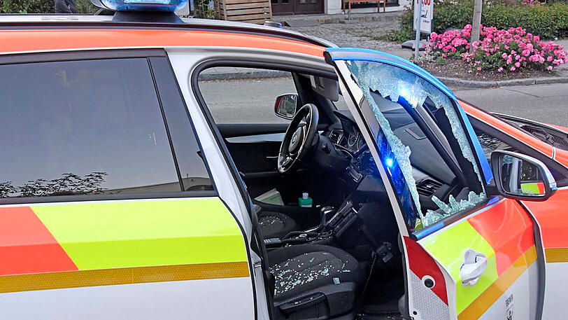 Das offenbar betrunkene Duo - die beiden hatten zuvor offensichtlich schon randaliert - flüchtete, wurde aber bereits einige hundert Meter entfernt von der Polizei gestellt und überwältigt.