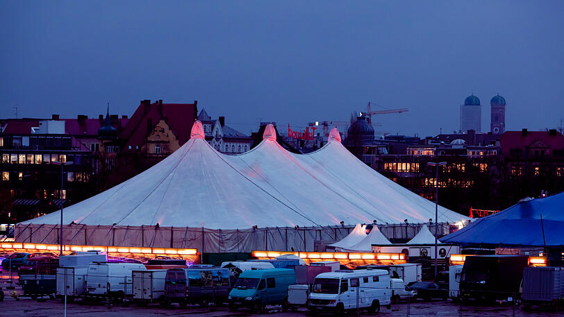 Auch schon wieder fast zehn Jahre her: Das Winterfestival 2010. Die Beleuchtung der Zelte....