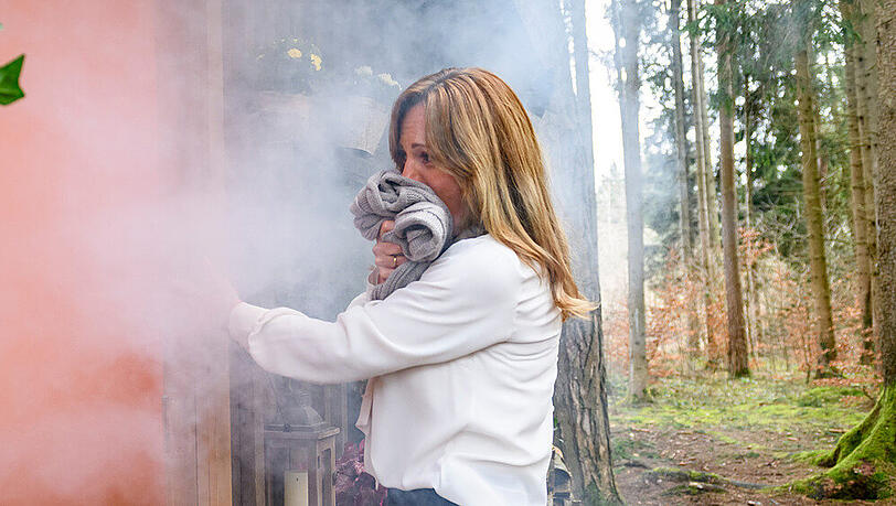 "Sturm der Liebe": Trotz ihrer Angst vor Feuer rennt Ariane zur brennenden Hütte, um Christoph zu retten "Sturm der Liebe": Trotz ihrer Angst vor Feuer rennt Ariane zur brennenden Hütte, um Christoph zu retten