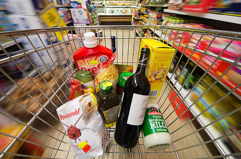 In einem Supermarkt in Freimann stürzte die Decke auf zwei Verkäuferinnen. Sie mussten mit leichten Verletzungen ins Krankenhaus gebracht werden. (Archivbild)