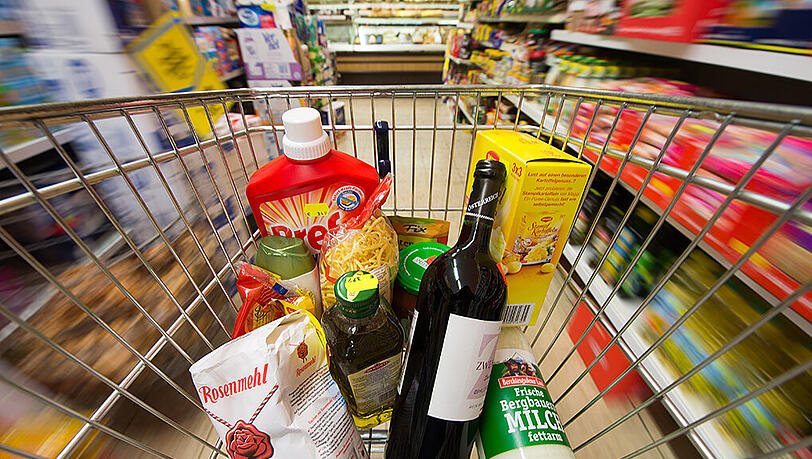 In einem Supermarkt in Freimann stürzte die Decke auf zwei Verkäuferinnen. Sie mussten mit leichten Verletzungen ins Krankenhaus gebracht werden. (Archivbild) In einem Supermarkt in Freimann stürzte die Decke auf zwei Verkäuferinnen. Sie mussten mit leichten Verletzungen ins Krankenhaus gebracht werden. (Archivbild)