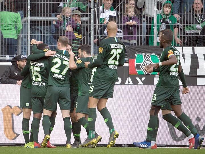 Die Wolfsburger feiern Yannick Gerhardts Tor zum 1:0.