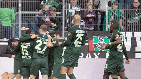 Die Wolfsburger feiern Yannick Gerhardts Tor zum 1:0.