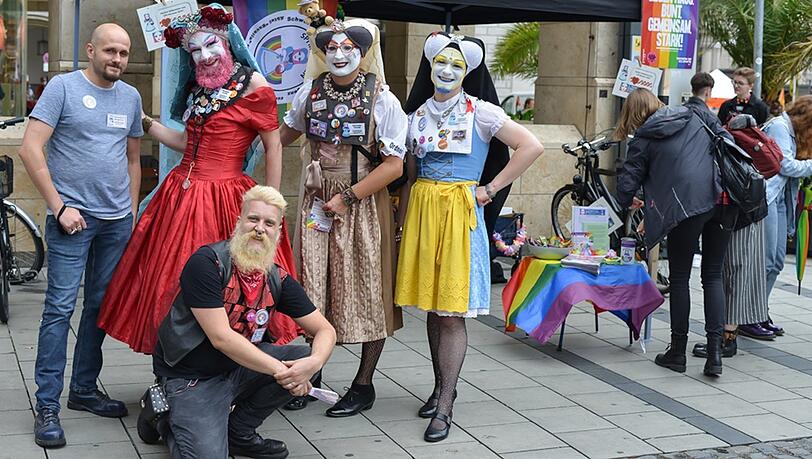 Bunt, aktivistisch und spirituell präsentieren sich "die Schwestern der perpetuellen Indulgenz" bei der Demo-Aktion 2020.