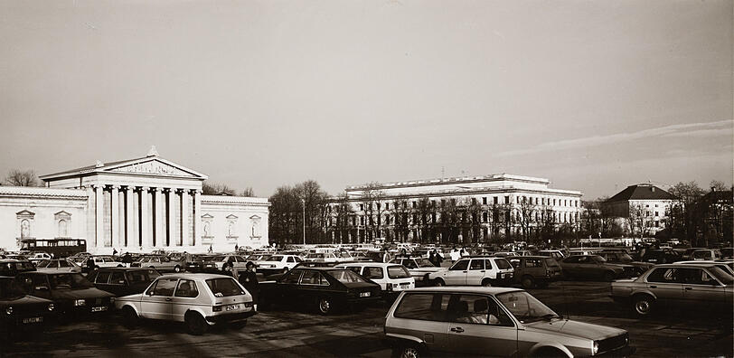 Das Nachkriegsbild: Bis 1987 diente der Königsplatz als Großparkplatz - die alten Granitplatten wurden erst 1987, also kurz nach dieser Aufnahme, entfernt und die alte, klassizistische Optik wiederhergestellt.