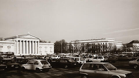 Das Nachkriegsbild: Bis 1987 diente der Königsplatz als Großparkplatz - die alten Granitplatten wurden erst 1987, also kurz nach dieser Aufnahme, entfernt und die alte, klassizistische Optik wiederhergestellt.