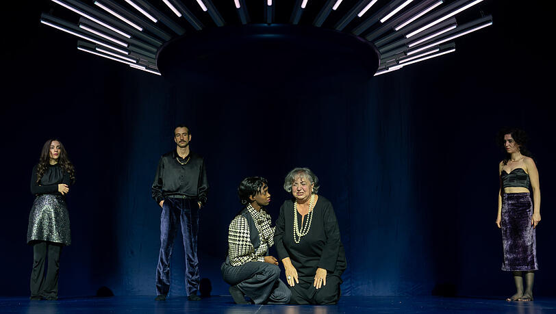 Zeynep Bozbay, Mehmet Sözer, Edith Saldanha, Sema Poyraz und Elmira Bahrami in "Das Erbe".