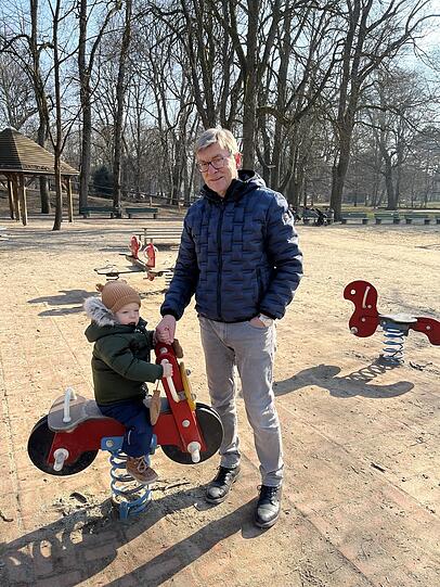 "Wir testen in Deutschland eh zu wenig", sagt der Großvater auf dem Spielplatz nebenan.