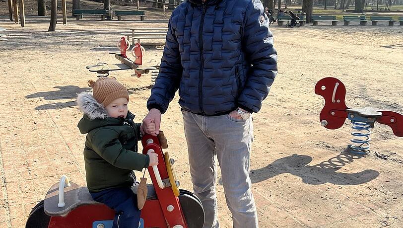 "Wir testen in Deutschland eh zu wenig", sagt der Großvater auf dem Spielplatz nebenan. "Wir testen in Deutschland eh zu wenig", sagt der Großvater auf dem Spielplatz nebenan.